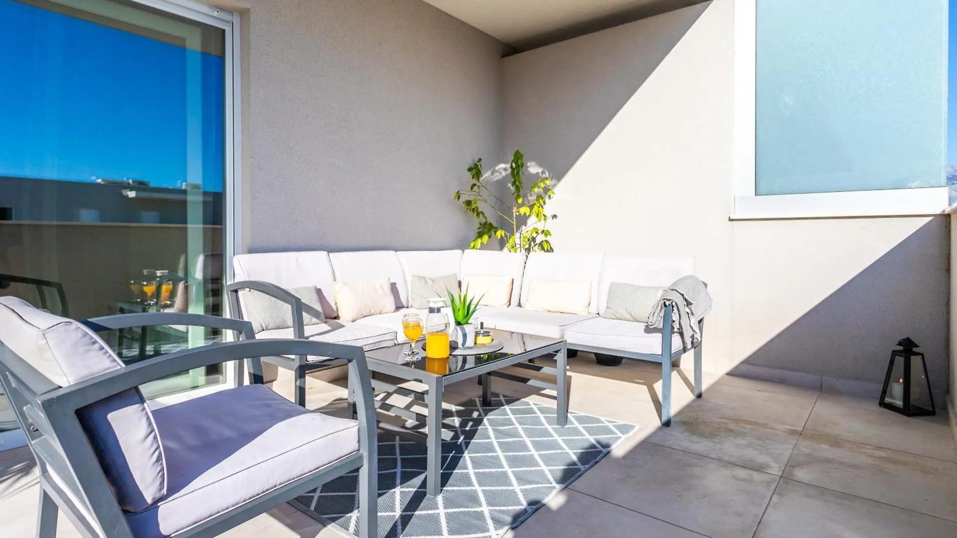 New Luxury 3-Bedroom Penthouse With Huge Terrace Split Apartment