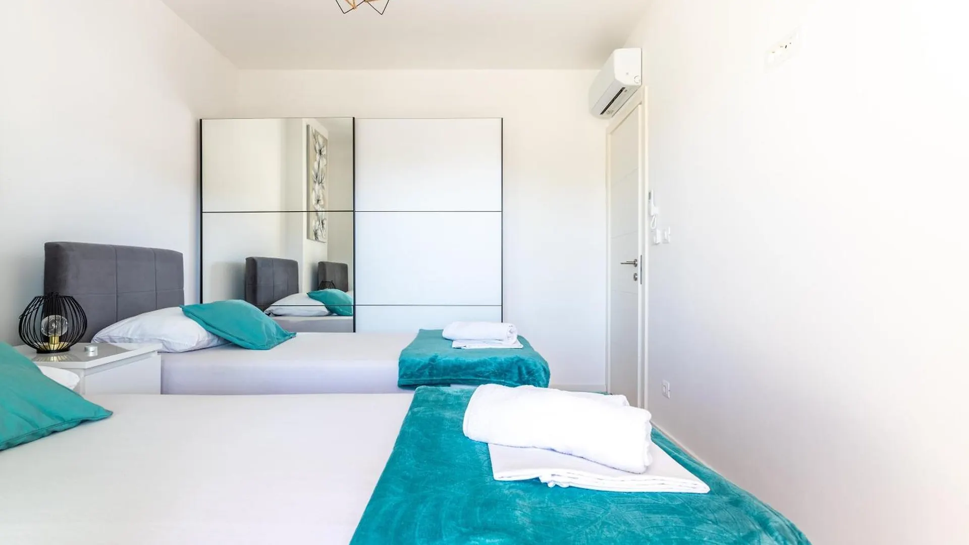 New Luxury 3-Bedroom Penthouse With Huge Terrace Split Apartment