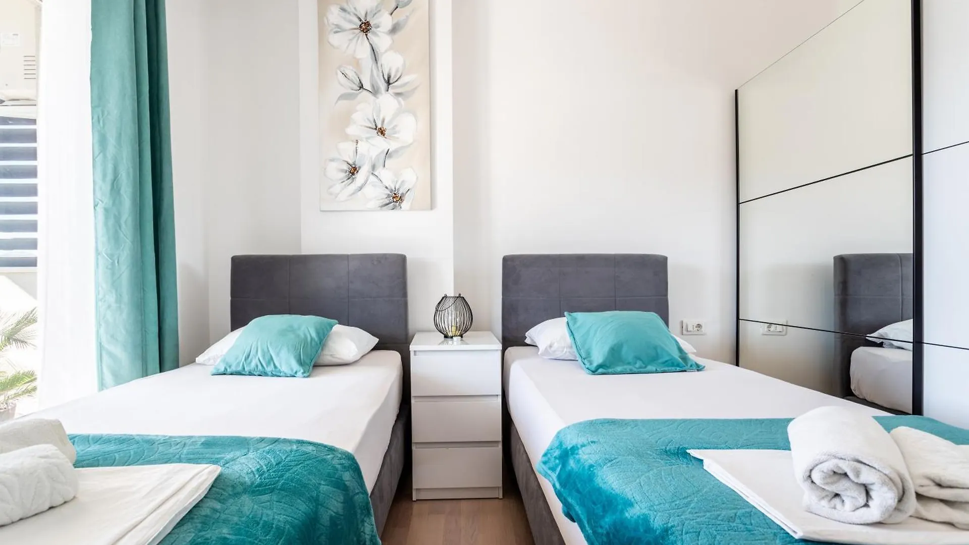 New Luxury 3-Bedroom Penthouse With Huge Terrace Split Apartment